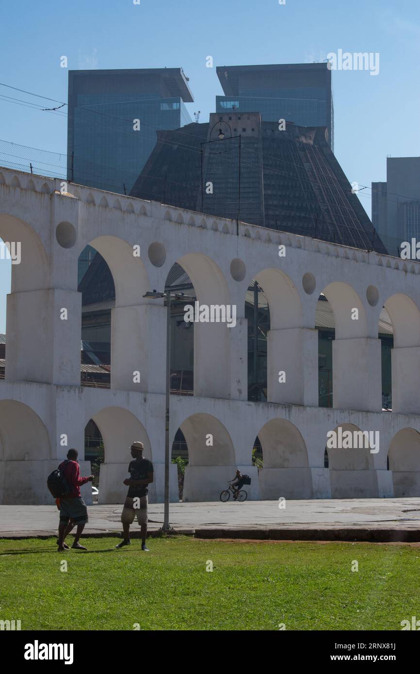 Rio de Janeiro, Brésil : les gens devant l'aqueduc Carioca (Arcos da Lapa) avec la cathédrale métropolitaine de Saint-Sébastien en arrière-plan Banque D'Images