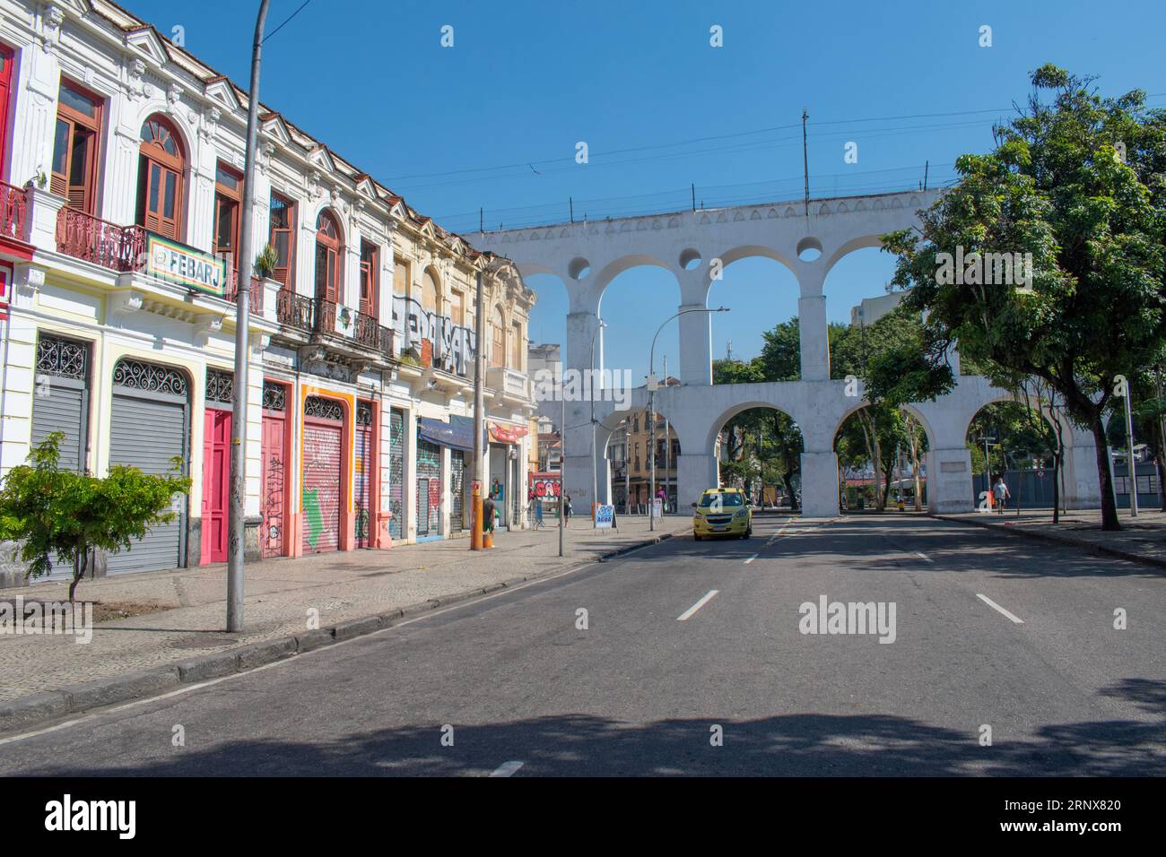 Rio de Janeiro, Brésil : Skyline avec l'aqueduc Carioca (Arcos da Lapa), ouvert en 1750, exemple de l'architecture coloniale dans le quartier de Lapa Banque D'Images