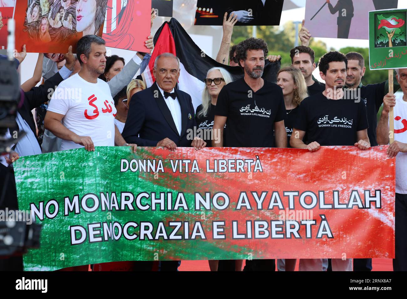 Venise, Italie, 2 septembre 2023. Le directeur du festival Alberto Barbera, les membres du jury Saleh Bakri et Damien Chazelle à un Flash Mob en solidarité avec le peuple iranien après la condamnation du réalisateur Saeed Roustaee sur le tapis rouge au 80e Festival International du film de Venise à Venise, en Italie. Banque D'Images