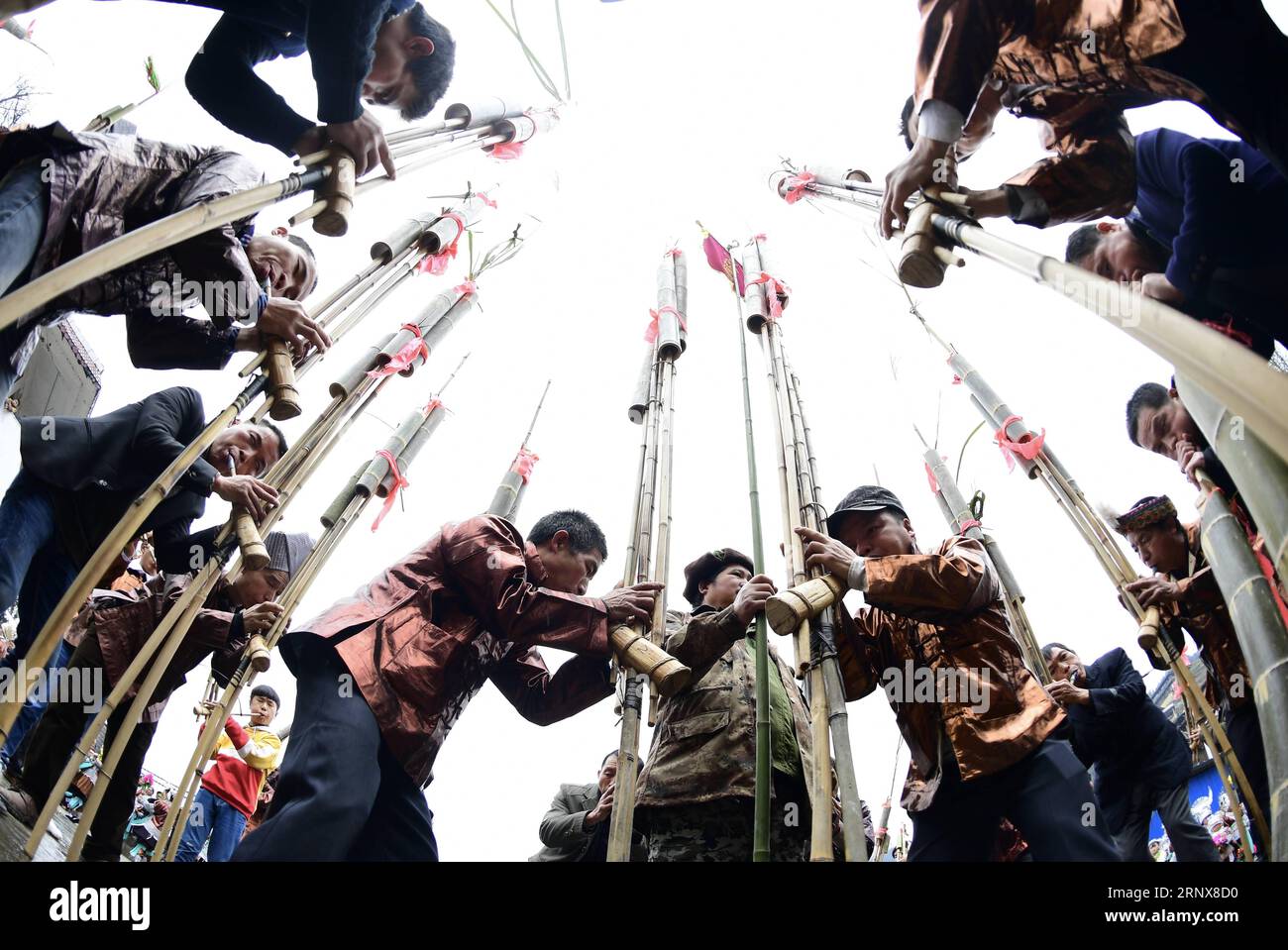 (180117) -- RONGSHUI, 17 janvier 2018 -- les gens jouent du lusheng, un instrument à vent à roseau, pour célébrer le festival traditionnel du nouvel an du groupe ethnique Miao dans le comté autonome de Rongshui Miao, dans la région autonome de Guangxi Zhuang du sud de la Chine, le 17 janvier 2018.) (lx) CHINE-RONGSHUI-MIAO GROUPE ETHNIQUE-NOUVEL AN (CN) HuangxXiaobang PUBLICATIONxNOTxINxCHN Banque D'Images