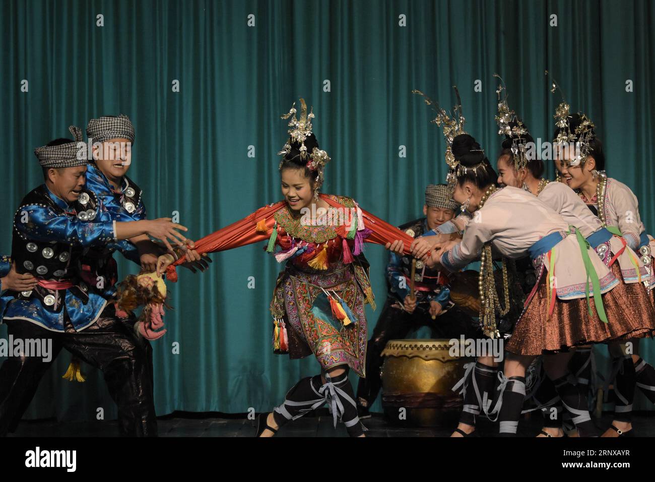 (180120) -- KALKARA, 20 janvier 2018 -- des danseurs chinois de la troupe d'art ethnique Guizhou Congjiang présentent les coutumes de mariage ethnique Dong sur scène dans le cadre des célébrations du nouvel an chinois à Kalkara, Malte, le 19 janvier 2018.) (gj) MALTE-KALKARA-DANSE CHINOISE DU NOUVEL AN MarkxZammitxCordina PUBLICATIONxNOTxINxCHN Banque D'Images