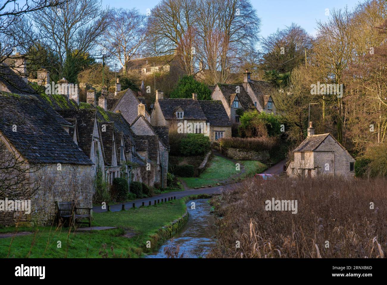 Vue du village anglais historique de Bibury dans les Cotswolds, une célèbre région de campagne de l'Oxfordshire le 09 janvier 2022 à Bibury, Royaume-Uni Banque D'Images