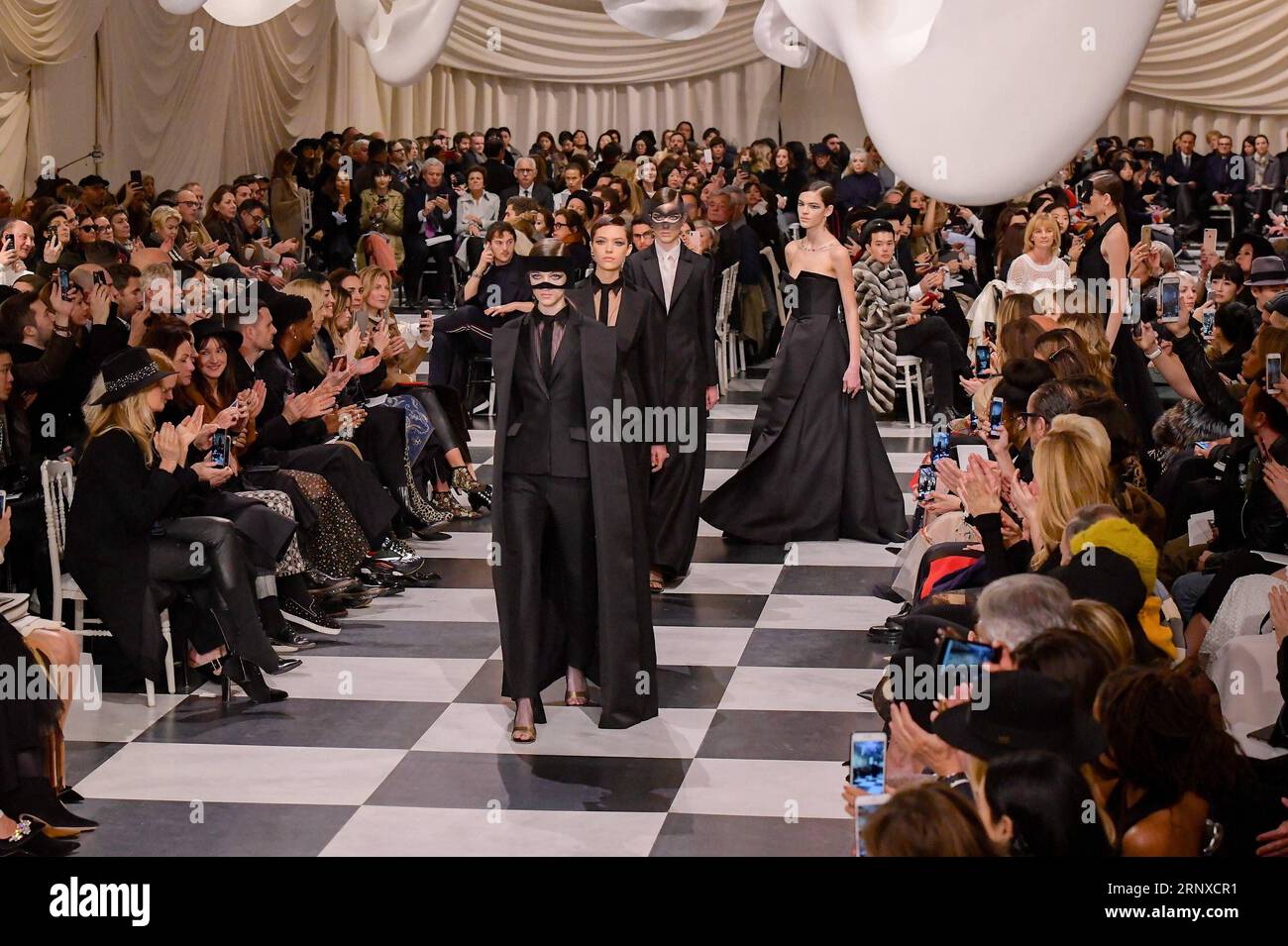 (180122) -- PARIS, le 22 janvier 2018 -- des mannequins présentent des créations de Dior lors des salons de la collection haute Couture printemps/été 2018 à Paris, France, le 22 janvier 2018.) FRANCE-PARIS-FASHION WEEK-HAUTE COUTURE-DIOR PIEROXBIASION PUBLICATIONXNOTXINXCHN Banque D'Images