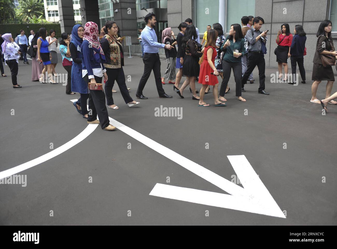 (180123) -- JAKARTA, 23 janvier 2018 -- des gens se rassemblent devant un bâtiment à Jakarta, Indonésie, janvier 23. 2018. Un séisme de magnitude 6,1 sur l ' échelle de Richter a secoué Jakarta mardi, mais il n ' y avait pas de risque de tsunami, a déclaré Dedi Sugianto, fonctionnaire de l ' agence de météorologie et de géophysique. Zulkarnain) (whw) INDONÉSIE-JAKARTA-TREMBLEMENT DE TERRE *Zulkarnain* PUBLICATIONxNOTxINxCHN Banque D'Images