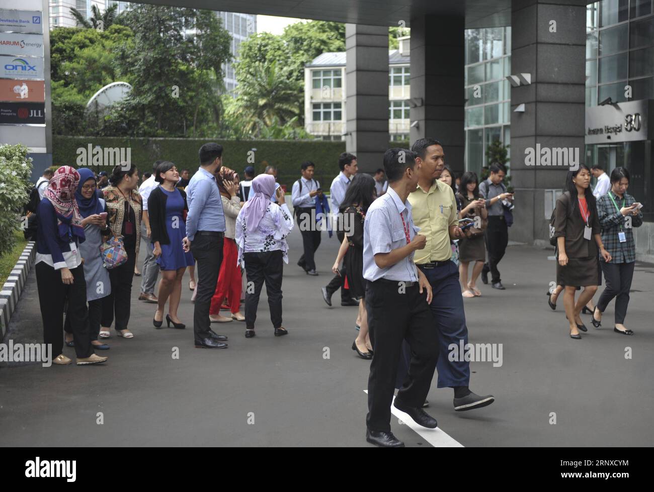 (180123) -- JAKARTA, 23 janvier 2018 -- des gens se rassemblent devant un bâtiment à Jakarta, Indonésie, janvier 23. 2018. Un séisme de magnitude 6,1 sur l ' échelle de Richter a secoué Jakarta mardi, mais il n ' y avait pas de risque de tsunami, a déclaré Dedi Sugianto, fonctionnaire de l ' agence de météorologie et de géophysique. Zulkarnain) (whw) INDONÉSIE-JAKARTA-TREMBLEMENT DE TERRE *Zulkarnain* PUBLICATIONxNOTxINxCHN Banque D'Images