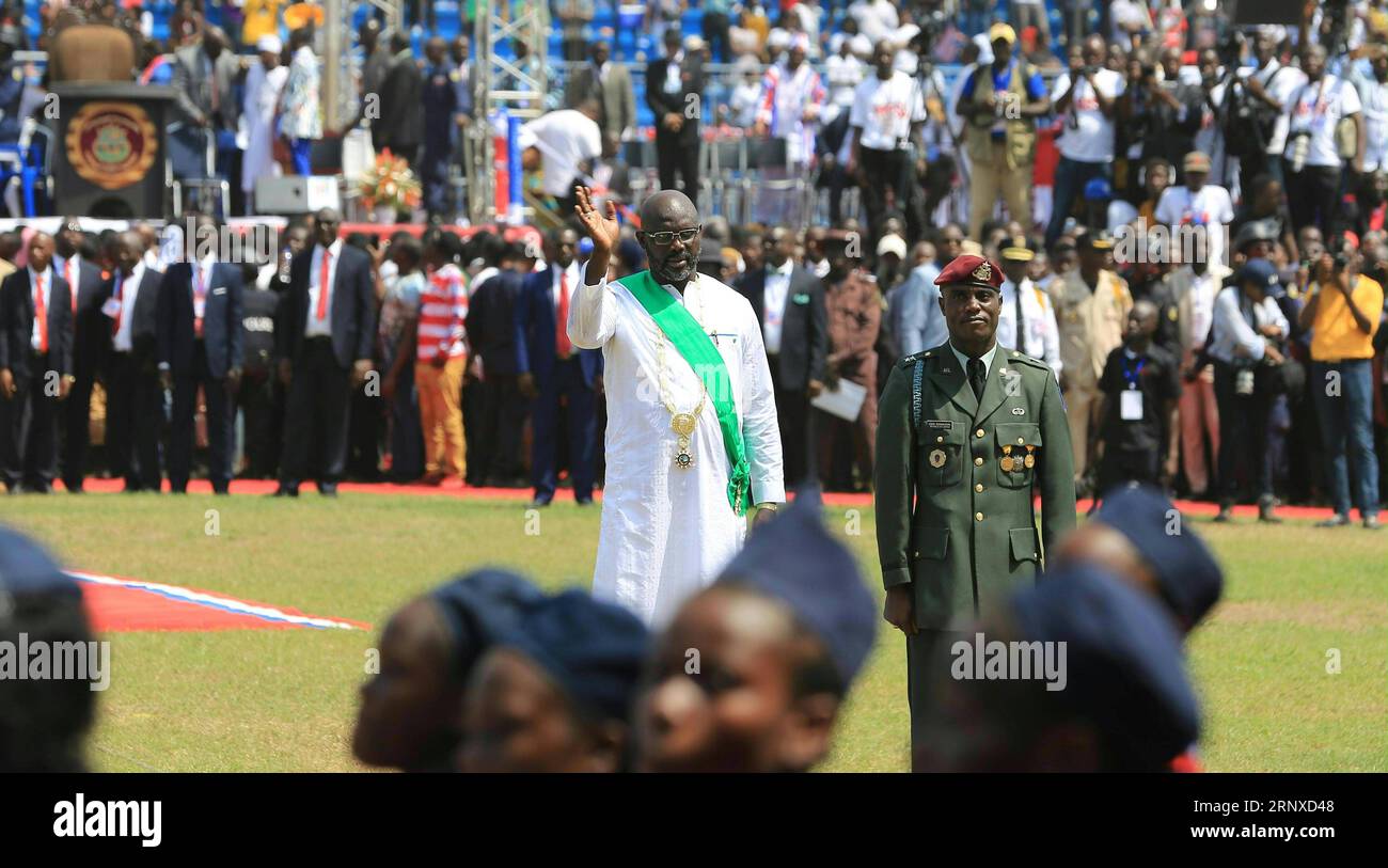 Bilder des Tages (180123) -- MONROVIA, le 23 janvier 2018 -- le nouveau président du Libéria, George Weah (C), assiste à sa cérémonie de prestation de serment à Monrovia, capitale du Libéria, le 22 janvier 2018. Le nouveau président du Liberia, George Weah, a prêté serment lundi avec le vœu de soutenir la faiblesse de l économie et d éradiquer la corruption. (YY) LIBERIA-MONROVIA-WEAH-INAUGURATION ChenxShupin PUBLICATIONxNOTxINxCHN Banque D'Images