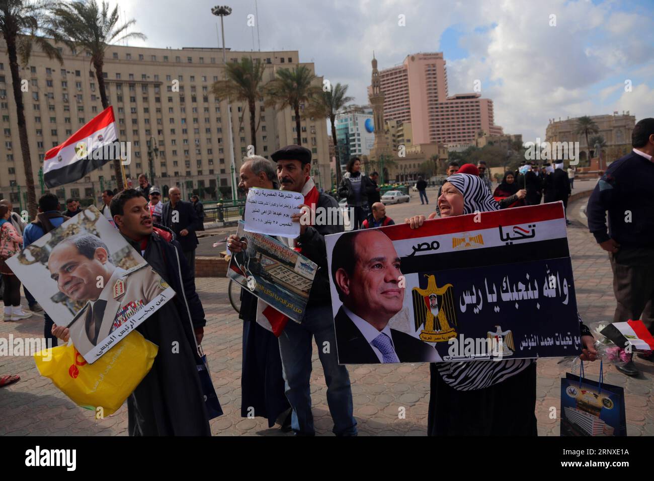 (180125) -- LE CAIRE, 25 janvier 2018 -- les partisans du président égyptien Abdel Fattah al-Sisi participent à un rassemblement organisé à l'occasion de la Journée nationale de la police qui coïncide avec l'anniversaire des manifestations du 25 janvier qui ont renversé l'ancien dirigeant de longue date Hosni Moubarak en 2011, au Caire, en Égypte, le 25 janvier 2018. (rh) ÉGYPTE-CAIRE-RASSEMBLEMENT AhmedxGomaa PUBLICATIONxNOTxINxCHN Banque D'Images