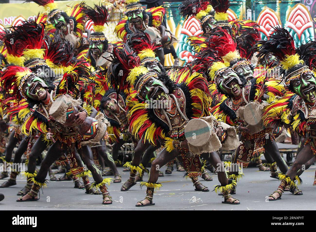 (180128) -- ILOILO, 28 janvier 2018 -- des danseurs portant des costumes colorés et de la peinture corporelle se produisent lors du 50e Festival Dinagyang dans la province d'Iloilo, aux Philippines, le 28 janvier 2018.) (LRZ) PHILIPPINES-ILOILO-ANNUAL DINAGYANG FESTIVAL STRINGER PUBLICATIONXNOTXINXCHN Banque D'Images