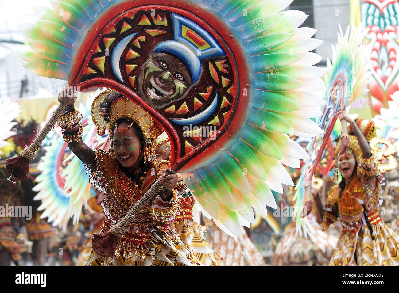 (180128) -- ILOILO, 28 janvier 2018 -- des danseurs portant des costumes colorés et de la peinture corporelle se produisent lors du 50e Festival Dinagyang dans la province d'Iloilo, aux Philippines, le 28 janvier 2018.) (LRZ) PHILIPPINES-ILOILO-ANNUAL DINAGYANG FESTIVAL STRINGER PUBLICATIONXNOTXINXCHN Banque D'Images