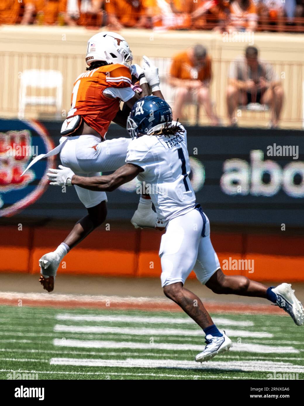 2 septembre 2023. Xavier Worthy #1 des Texas Longhorns en action contre les Rice Owls au DKR-Memorial Stadium. Le Texas mène 16-3 à la mi-temps. Le Texas mène 16-3 à la mi-temps. (Image de crédit : © Robert Backman/Cal Sport Media) Banque D'Images