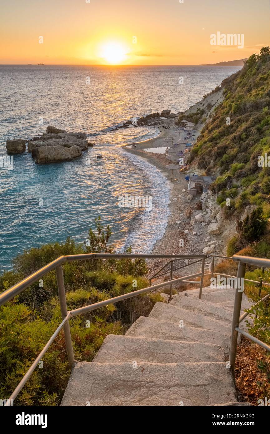 Belle plage de Xigia sur l'île de Zakynthos au lever du soleil, mer Ionienne, Grèce Banque D'Images