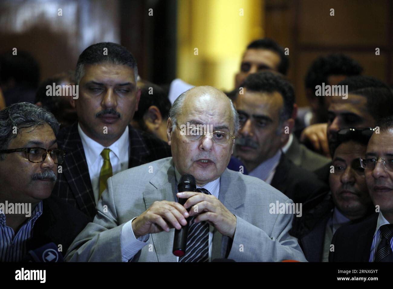 Bilder des Tages (180129) -- LE CAIRE, le 29 janvier 2018 -- le président du Parti Ghad égyptien, Moussa Mostafa Moussa (C), prend la parole lors d'une conférence de presse au Caire, en Égypte, le 29 janvier 2018. Le Président du Parti Ghad égyptien, Moussa Mostafa Moussa, a présenté lundi ses documents de candidature pour les élections présidentielles égyptiennes à l autorité électorale du pays, a rapporté le site officiel Ahram Online. ÉGYPTE-LE CAIRE-ÉLECTIONS PRÉSIDENTIELLES-DOCUMENTS DE CANDIDATURE AHMEDXGOMAA PUBLICATIONXNOTXINXCHN Banque D'Images