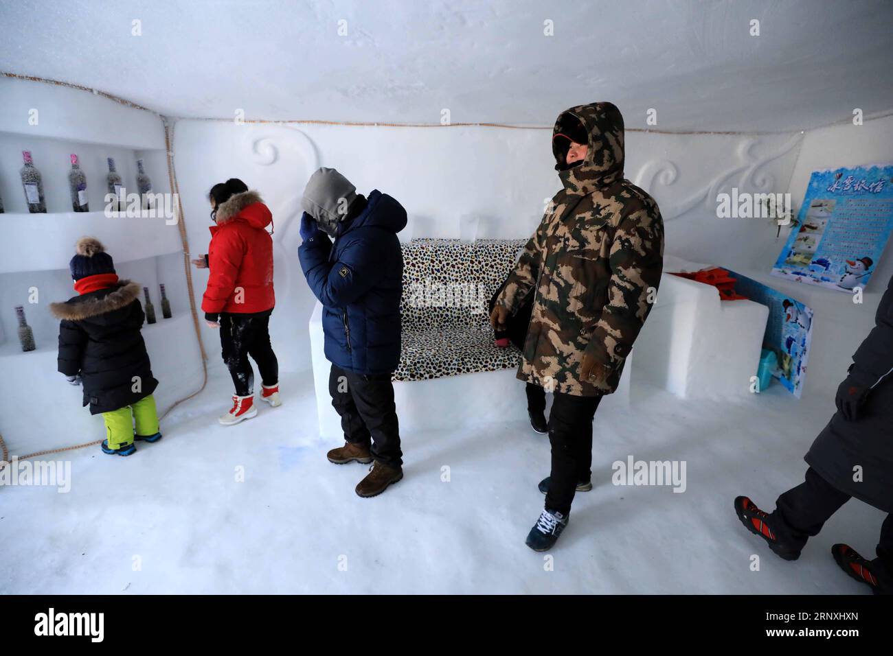 (180131) -- MOHE, 31 janvier 2018 -- des touristes visitent un hôtel avec toutes les installations matérielles faites de glace et de neige dans le village de Beiji, dans le comté de Mohe, dans le nord-est de la Chine, province de Heilongjiang, le 31 janvier 2018. La température intérieure de l'hôtel est d'environ moins cinq degrés Celsius. )(mcg) CHINA-HEILONGJIANG-MOHE-HOTEL-ICE & SNOW (CN) WangxKai PUBLICATIONxNOTxINxCHN Banque D'Images