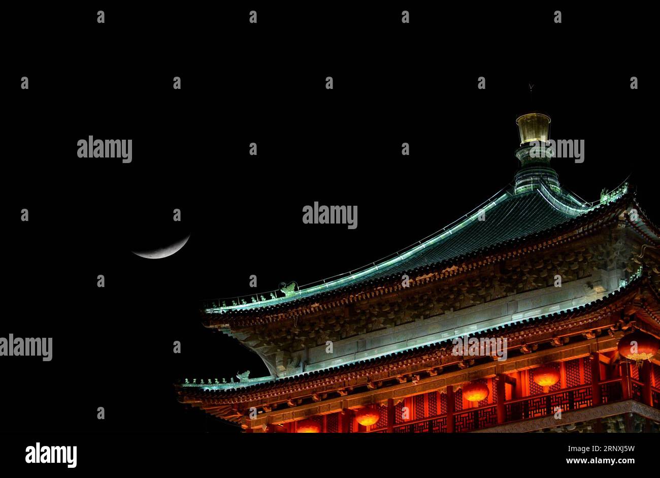 (180201) -- XI AN, 1 février 2018 -- la photo prise le 31 janvier 2018 montre la lune vue depuis un clocher à Xi an, dans la province du Shaanxi du nord-ouest de la Chine. Les stargazers de toute la Chine regardaient la rare Lune de sang Super Blue mercredi soir.) (Zwx) CHINA-LUNAR ECLIPSE (CN) LixYibo PUBLICATIONxNOTxINxCHN Banque D'Images