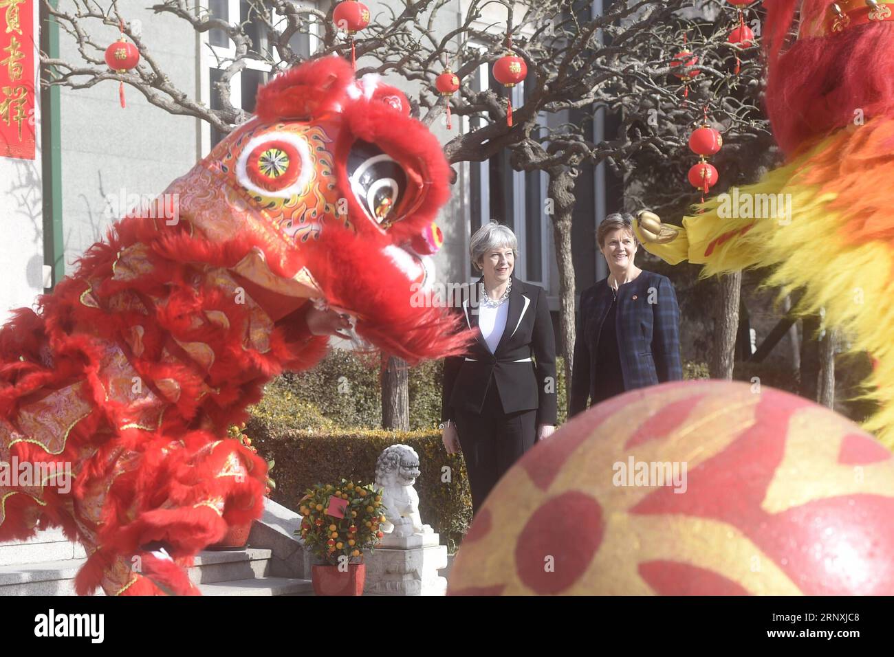 (180201) -- BEIJING, le 1 février 2018 -- la première ministre britannique Theresa May observe la danse du lion lors d une réception culturelle organisée à la résidence de l ambassadeur britannique à Beijing, capitale de la Chine, le 1 février 2018.) (lx) CHINE-PÉKIN-BRITISH PM-RECEPTION(CN) JinxLiangkuai PUBLICATIONxNOTxINxCHN Banque D'Images