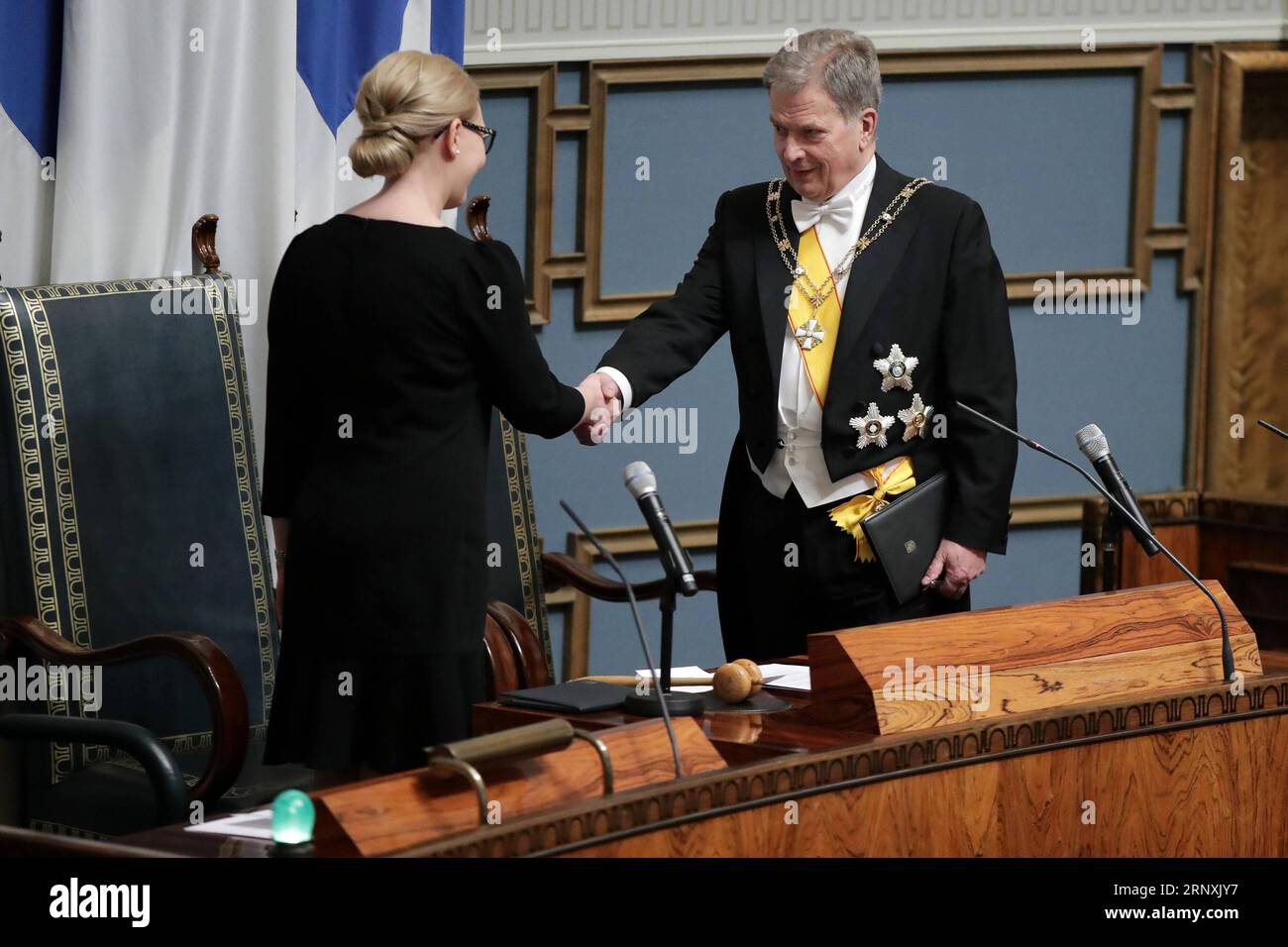 Bilder des Tages (180202) -- HELSINKI, 2 février 2018 -- le président finlandais Sauli Niinisto (à droite) serre la main de la présidente du Parlement Maria Lohela lors de l'investiture du président au Parlement finlandais à Helsinki, capitale de la Finlande, le 1 février 2018. Le président finlandais Sauli Niinisto a pris jeudi son engagement devant le Parlement finlandais, entamant son deuxième mandat de six ans en tant que président. (swt) FINLANDE-HELSINKI-PRÉSIDENT-INAUGURATION MattixMatikainen PUBLICATIONxNOTxINxCHN Banque D'Images