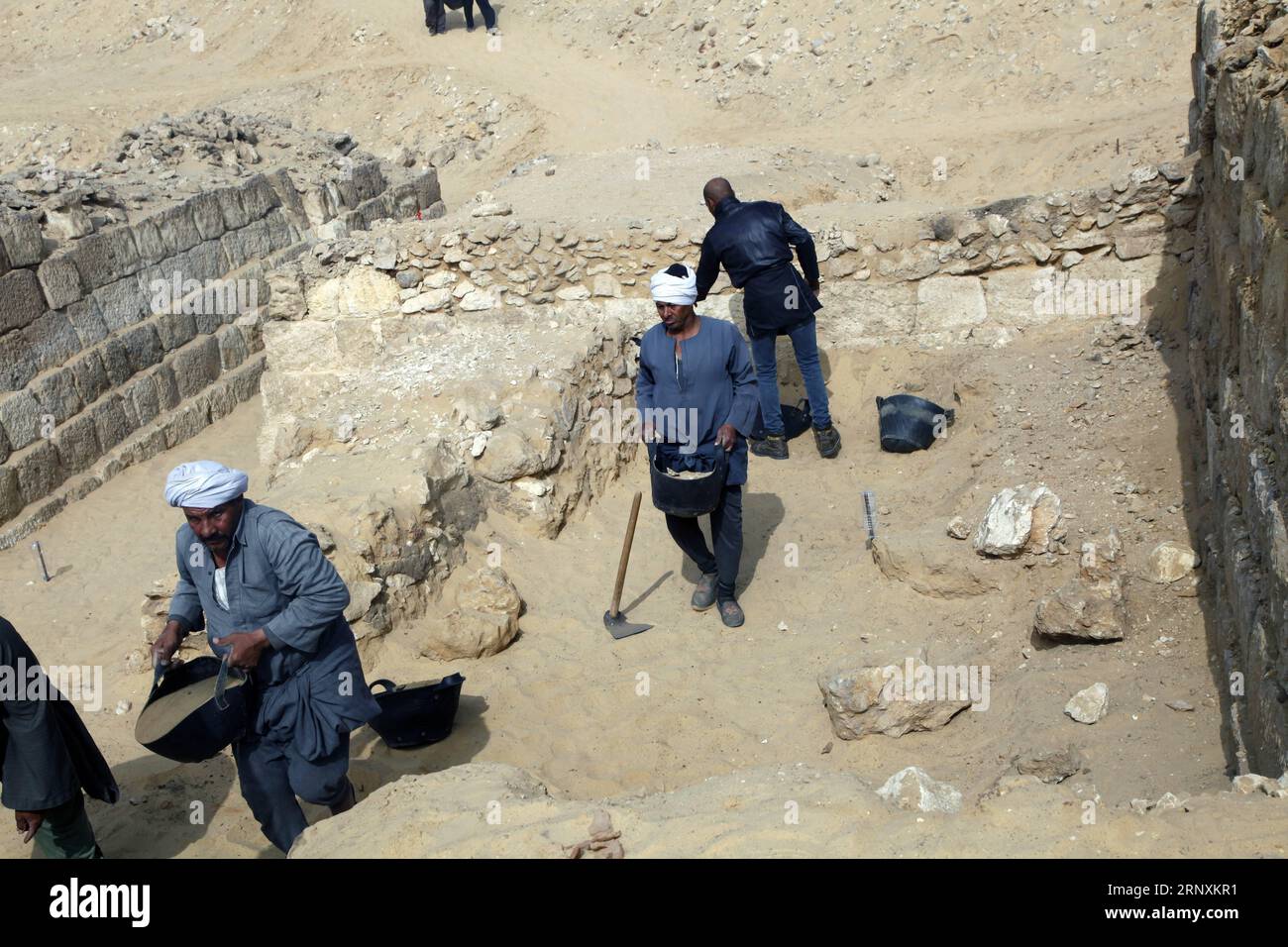 (180203) -- LE CAIRE, 3 février 2018 -- des ouvriers d'excavation travaillent dans une tombe nouvellement découverte sur le plateau de Gizeh, à la périphérie sud du Caire, en Égypte, le 3 février 2018. Une mission archéologique égyptienne a découvert un tombeau de l'ancien Empire d'une dame appelée Hetpet qui était un haut fonctionnaire dans le palais royal à la fin de la Ve dynastie, selon les autorités égyptiennes samedi.) EGYPTE-CAIRE-ARCHÉOLOGIE-TOMBEAU AhmedxGomaa PUBLICATIONxNOTxINxCHN Banque D'Images