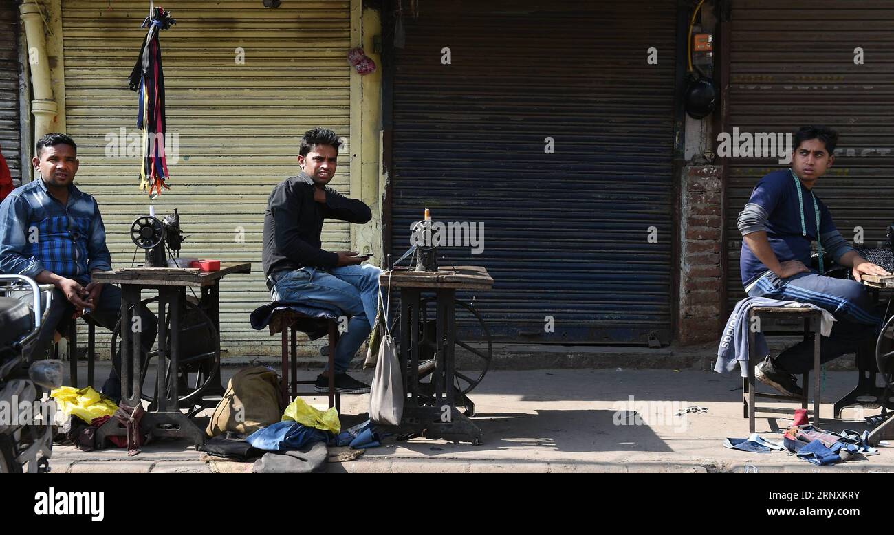 (180203) -- NEW DELHI, 3 février 2018 -- des vendeurs attendent des clients devant des magasins fermés à Sadar Bazar de New Delhi, Inde, 3 février 2018. Des centaines de milliers de magasins et d'établissements d'affaires dans les principaux marchés de Delhi sont restés fermés samedi, le deuxième jour consécutif contre les organismes locaux en cours de chasse au phoque.) INDE-NOUVEAUX DELHI-MAGASINS-FERMÉ ZhangxNaijie PUBLICATIONxNOTxINxCHN Banque D'Images