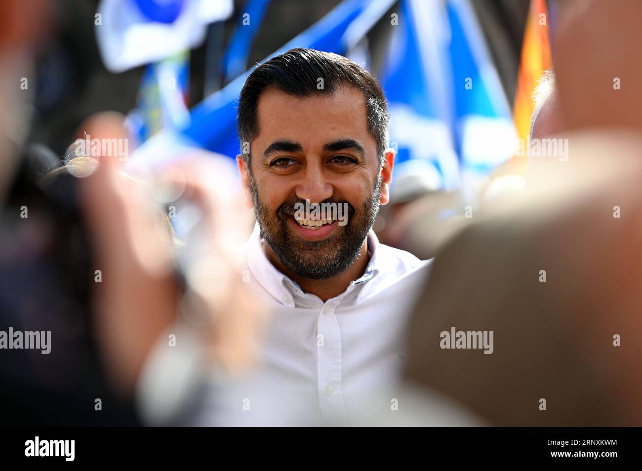 Édimbourg, Écosse, Royaume-Uni. 2 septembre 2023. Marche et rassemblement pour une Écosse indépendante dans l'UE, une marche sur le Royal Mile jusqu'au Parlement écossais à Holyrood, suivie d'un rassemblement avec des orateurs invités. Humza Yousaf, Premier ministre d'Écosse, se mêlant à la foule à Lawnmarket avant le début de la marche. Crédit : Craig Brown/Alamy Live News Banque D'Images