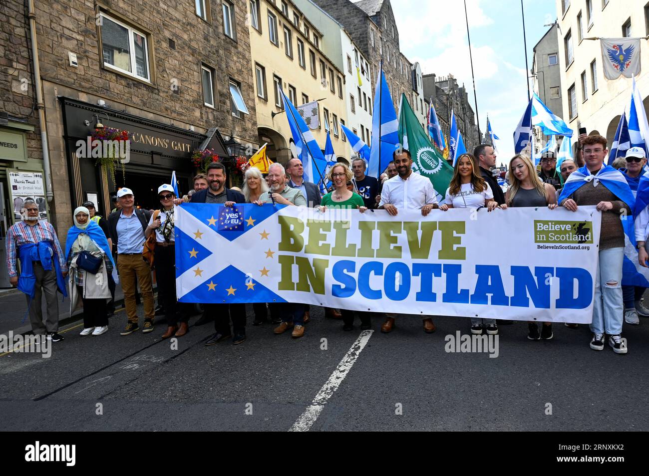 Édimbourg, Écosse, Royaume-Uni. 2 septembre 2023. Marche et rassemblement pour une Écosse indépendante dans l'UE, une marche sur le Royal Mile jusqu'au Parlement écossais à Holyrood, suivie d'un rassemblement avec des orateurs invités. Humza Yousaf, Premier ministre d'Écosse, marchant sur le Royal Mile en tête de la marche. Avec Jamie Hepburn MSP, Lorna Slater MSP, Gordon MacIntyre-Kemp, Kelly Given et Iona Fife. Crédit : Craig Brown/Alamy Live News Banque D'Images