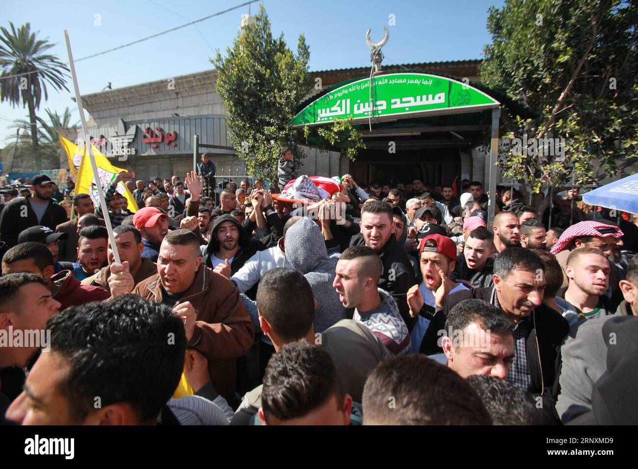 (180204) -- JENIN, 4 février 2018 -- des personnes en deuil portent le corps du jeune palestinien Ahmed Abu Obeid lors de ses funérailles dans la ville de Djénine, au nord de la Cisjordanie, le 4 février 2018. Ahmed Abu Obeid a été tué lors d'affrontements avec les forces israéliennes samedi à Djénine. ) MIDEAST-JENIN-FUNERAL NidalxEshtayeh PUBLICATIONxNOTxINxCHN Banque D'Images