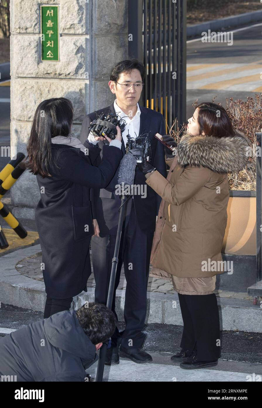 (180205) -- UIWANG, 5 février 2018 -- Lee Jae-yong (C), vice-président de Samsung Electronics, s'adresse aux médias devant un centre de détention à Uiwang, Corée du Sud, le 5 février 2018. Un juge de la haute Cour de Séoul a condamné lundi Lee Jae-yong, un héritier apparent du groupe Samsung, le plus grand conglomérat familial du pays, à deux ans et demi de prison avec un sursis à exécution de quatre ans. (Zjl) CORÉE DU SUD-UIWANG-SAMSUNG-HEIR-SENTENCE LeexSang-ho PUBLICATIONxNOTxINxCHN Banque D'Images