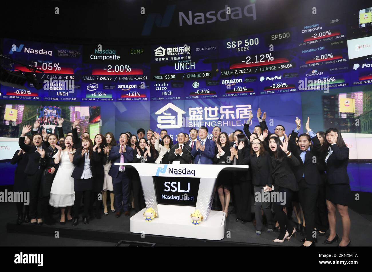 (180206) -- NEW YORK, 6 février 2018 -- les gens célèbrent l'inscription de SSLJ sur le site du marché Nasdaq à New York, aux États-Unis, le 5 février 2018. Les fournisseurs chinois de services de rénovation domiciliaire et de produits en ligne-to-offline (O2O) intégrés verticalement SSLJ.com Limited a sonné lundi la cloche d'ouverture du marché boursier du Nasdaq pour célébrer son introduction en bourse (IPO), marquant la première introduction en bourse Nasdaq d'une société chinoise cette année. )(zcc) U.S.-NEW YORK-NASDAQ-SSLJ-IPO WangxYing PUBLICATIONxNOTxINxCHN Banque D'Images
