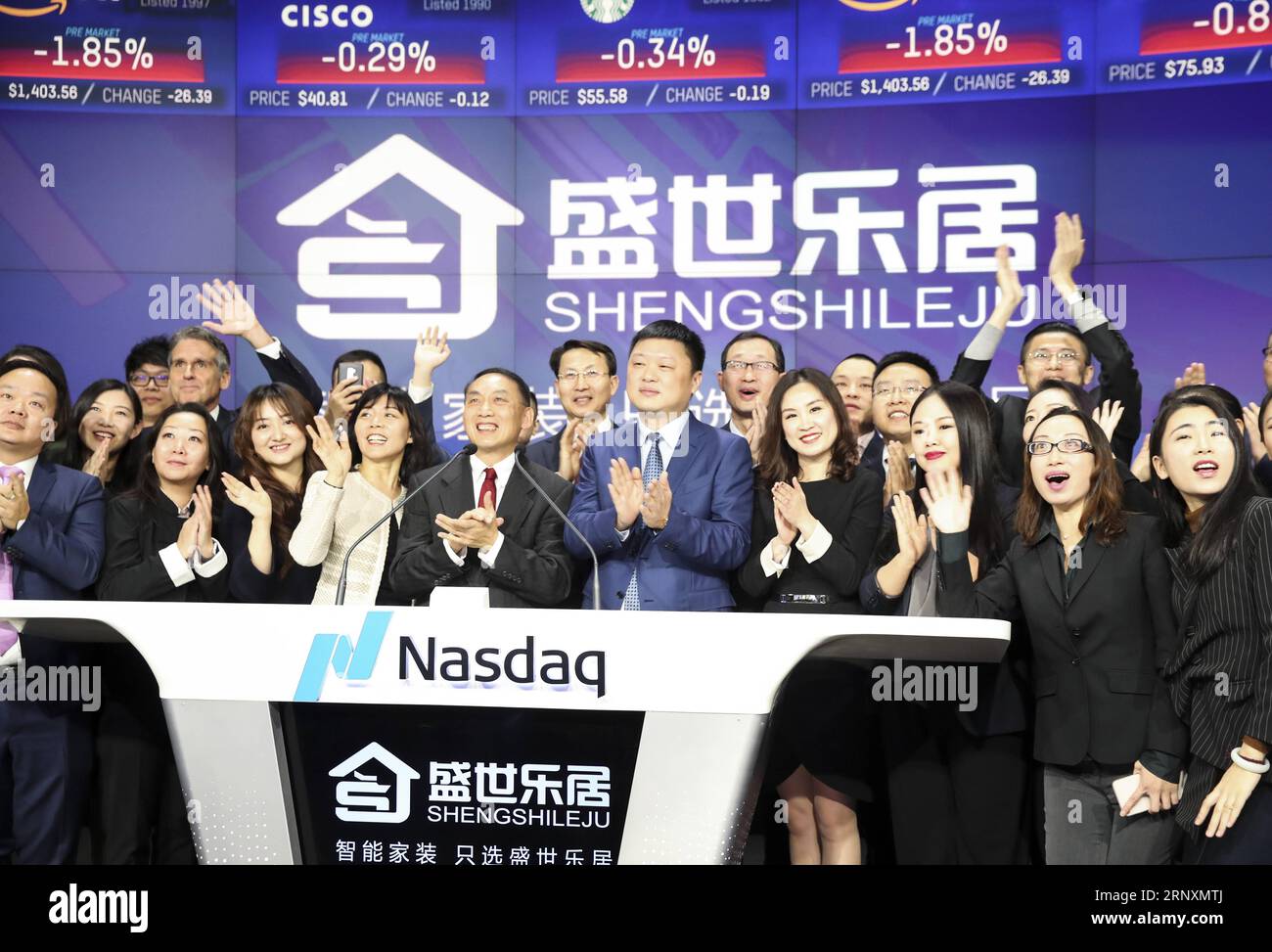 (180206) -- NEW YORK, 6 février 2018 -- Wei Zheng (au centre, en costume bleu), président-directeur général de SSLJ.com, et d'autres invités célèbrent l'inscription de SSLJ sur le site du marché Nasdaq à New York, aux États-Unis, le 5 février 2018. Les fournisseurs chinois de services de rénovation domiciliaire et de produits en ligne-to-offline (O2O) intégrés verticalement SSLJ.com Limited a sonné lundi la cloche d'ouverture du marché boursier du Nasdaq pour célébrer son introduction en bourse (IPO), marquant la première introduction en bourse Nasdaq d'une société chinoise cette année. )(zcc) U.S.-NEW YORK-NASDAQ-SSLJ-IPO WangxYing PUBLICATIONxNOTxINxCHN Banque D'Images