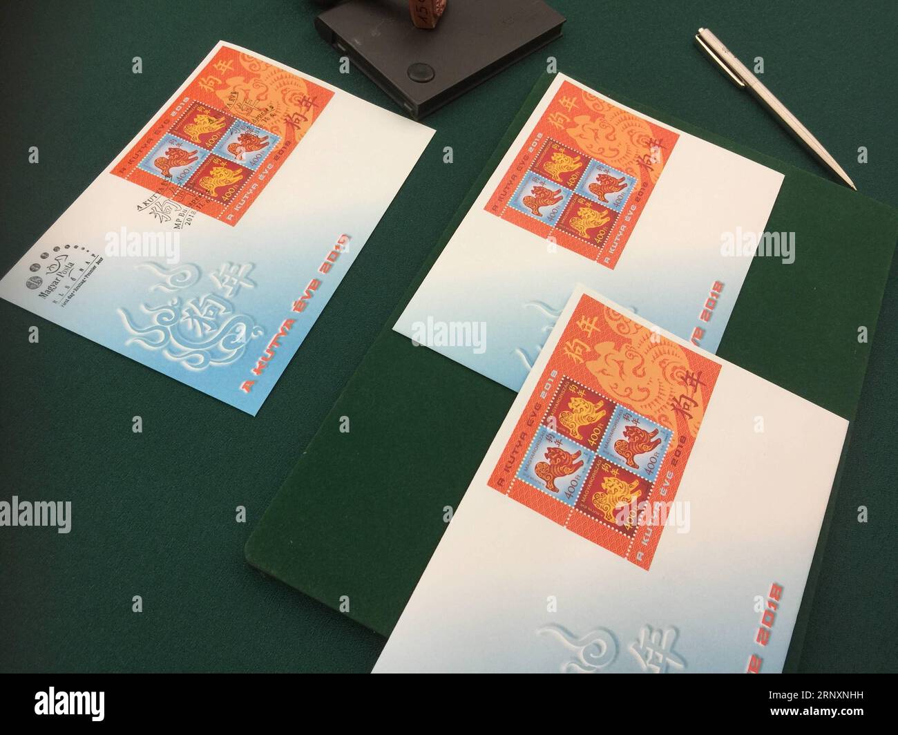 (180207) -- BUDAPEST, 7 février 2018 -- les lettres du premier jour sont visibles sur une table au Musée hongrois du timbre à Budapest, Hongrie, le 6 février 2018. Le timbre spécial du zodiaque émis par la poste hongroise en l'honneur de l'année chinoise du chien a été présenté au public mardi au musée hongrois du timbre. Il s'agit de la 5ème édition d'un timbre hongrois commémorant le nouvel an chinois depuis que la 1ère a été émise en 2014, l'année du cheval.) (srb) HONGRIE-BUDAPEST-TIMBRE ZODIAQUE-ANNÉE DU CHIEN YangxYongqian PUBLICATIONxNOTxINxCHN Banque D'Images