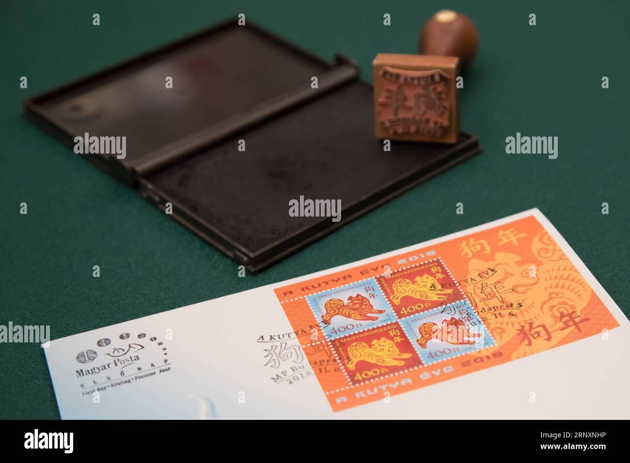 (180207) -- BUDAPEST, 7 février 2018 -- le pli du premier jour est visible sur une table au Musée hongrois du timbre à Budapest, Hongrie, le 6 février 2018. Le timbre spécial du zodiaque émis par la poste hongroise en l'honneur de l'année chinoise du chien a été présenté au public mardi au musée hongrois du timbre. Il s'agit de la 5ème édition d'un timbre hongrois commémorant le nouvel an chinois depuis que la 1ère a été émise en 2014, l'année du cheval.) (srb) HONGRIE-BUDAPEST-TIMBRE ZODIAQUE-ANNÉE DU CHIEN AttilaxVolgyi PUBLICATIONxNOTxINxCHN Banque D'Images