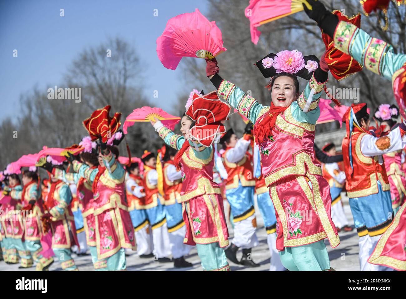 (180207) -- FUSHUN, 7 février 2018 -- des acteurs interprètent des danses Yangge du groupe ethnique mandchou dans le comté autonome mandchou de Xinbin dans la ville de Fushun, province du Liaoning au nord-est de la Chine, 6 février 2018. Les étudiants étrangers de l'Université du Liaoning ont expérimenté les coutumes folkloriques du groupe ethnique mandchou ici mardi. ) (Zwx) CHINA-LIAONING-XINBIN-FOLK CUSTOM (CN) PanxYulong PUBLICATIONxNOTxINxCHN Banque D'Images