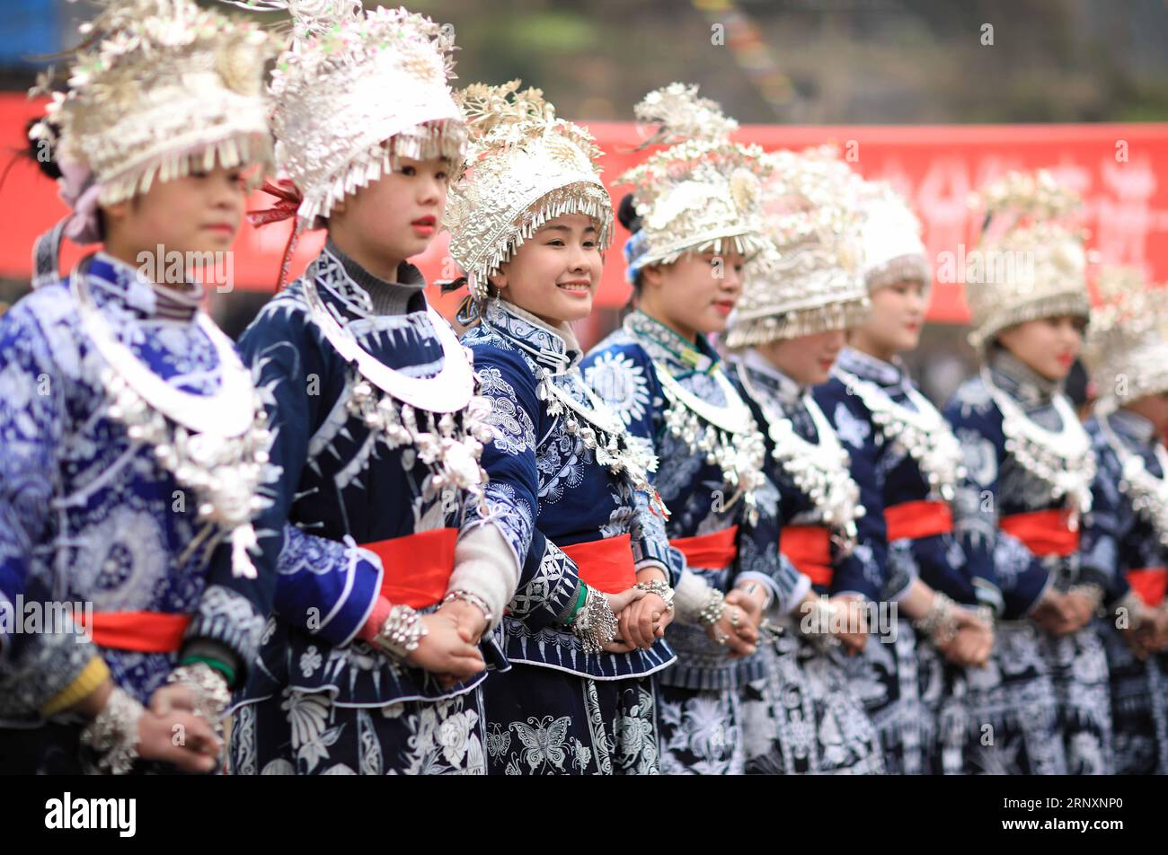 (180207) -- QIANDONGNAN, 7 février 2018 -- des filles de l'ethnie Miao exposent des costumes traditionnels lors d'un festival de Lusheng dans le village de Fanyang, dans la préfecture autonome de Qiandongnan Miao et de Dong, dans la province du Guizhou du sud-ouest de la Chine, le 6 février 2018.) (Zwx) CHINA-GUIZHOU-LUSHENG FESTIVAL (CN) HuangxXiaohai PUBLICATIONxNOTxINxCHN Banque D'Images