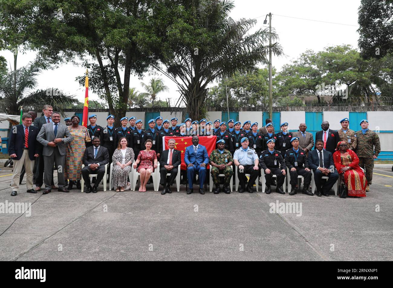 (180207) -- MONROVIA, le 7 février 2018 -- le président libérien George Weah (7e R, front) pose pour une photo de groupe avec des troupes chinoises de maintien de la paix à Monrovia, au Libéria, le 5 février 2018. Weah a déclaré que les troupes multinationales qui ont pris part à la mission de maintien de la paix des Nations Unies au Libéria resteront à jamais dans les mémoires pour leur bravoure et leur sacrifice. S'exprimant devant les troupes envoyées lundi à Monrovia, Weah a particulièrement remercié les troupes chinoises pour leur professionnalisme et leur discipline, les saluant pour leur sacrifice mémorable, bien que leur mission de maintien de la paix au Libéria l'ait fait Banque D'Images