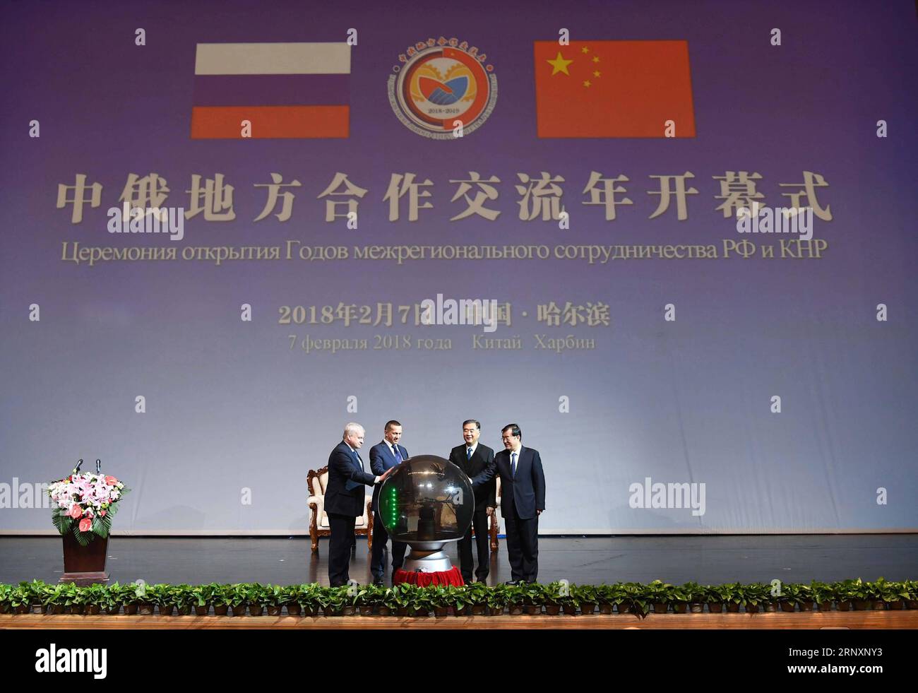 (180207) -- HARBIN, 7 février 2018 -- le vice-premier ministre chinois Wang Yang, également membre du comité permanent du bureau politique du comité central du Parti communiste chinois (PCC), et le vice-premier ministre russe Yury Trutnev, également envoyé présidentiel dans le district fédéral d'extrême-Orient de la Russie, assistent à la cérémonie d'ouverture des années de coopération et d'échanges locaux sino-russes, à Harbin, capitale de la province du Heilongjiang du nord-est de la Chine, le 7 février 2018. ) (Lb) CHINE-HARBIN-RUSSIE-WANG YANG-COOPÉRATION (CN) ZhangxDuo PUBLICATIONxNOTxINxCHN Banque D'Images
