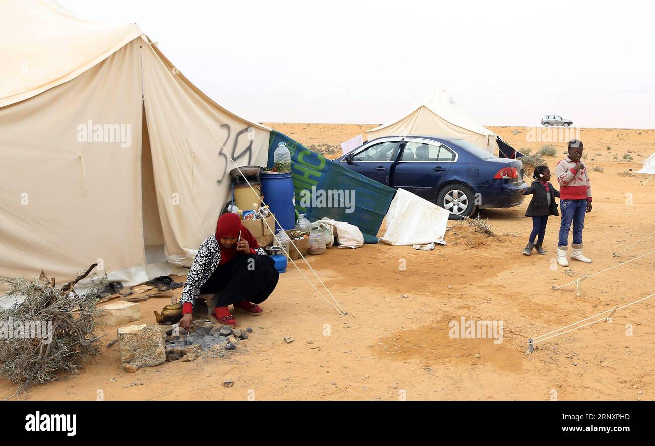 Libyen : Vertriebene aus Tawurga leben nahe Bani Walid à Zelten (180208) -- TRIPOLI (LIBYE), 8 février 2018 -- des personnes déplacées de Tawergha ont été vues dans un camp près de la ville de Bani Walid, Libye, le 8 février 2018. Le Premier ministre libyen, soutenu par l ONU, Fayez Serraj, a condamné dimanche l attaque de groupes armés contre les familles déplacées de Tawergha, près de la ville de Bani Walid, à environ 180 km au sud-ouest de la capitale Tripoli. LIBYE-BANI WALID-FAMILLES DÉPLACÉES HamzaxTurkia PUBLICATIONxNOTxINxCHN Banque D'Images