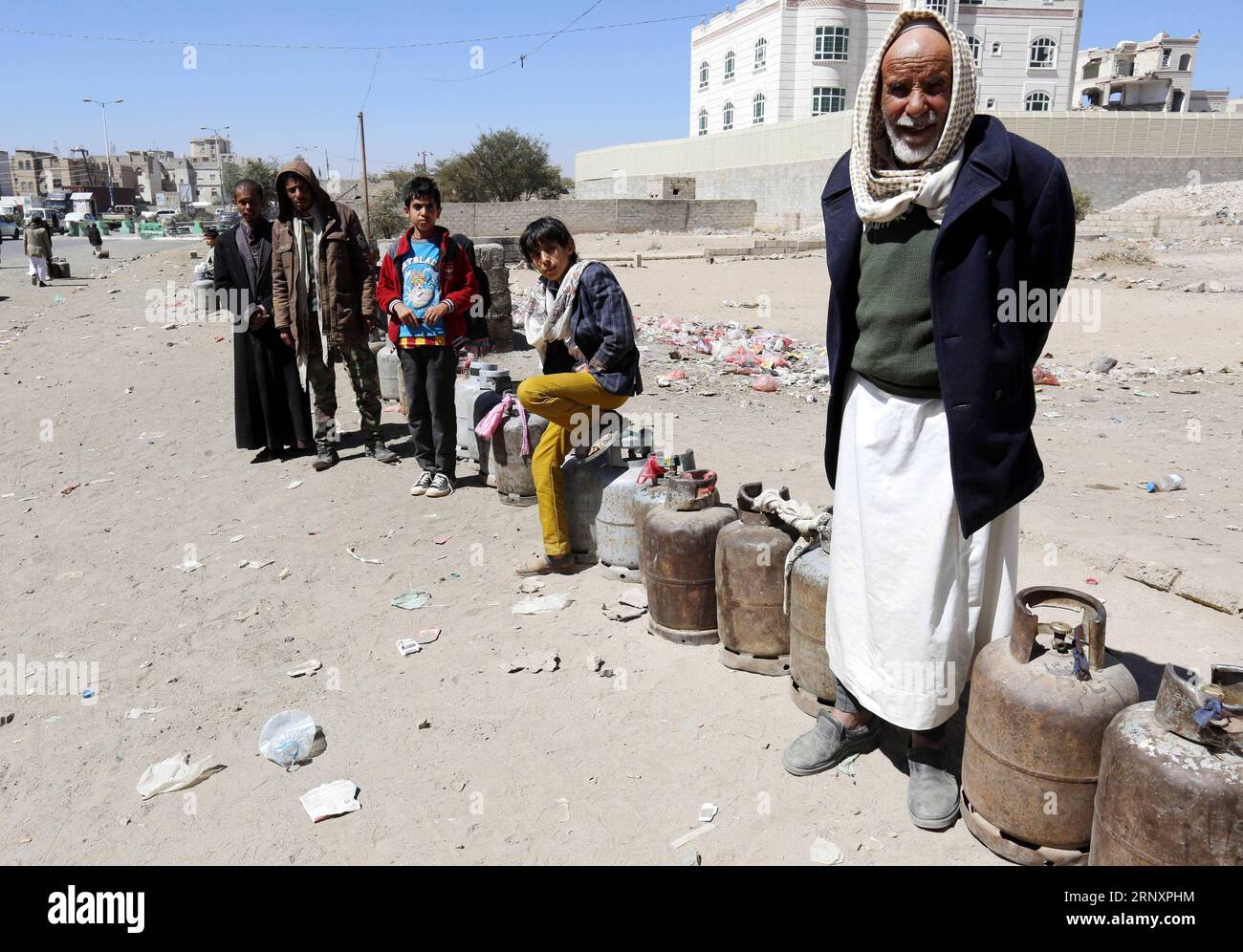 (180208) -- SANAA, 8 février 2018 -- les Yéménites attendent des réserves de gaz à côté de bouteilles de gaz de cuisson vides dans une station-service à Sanaa, Yémen, le 7 février 2018. Le Yémen a connu une grave pénurie de gaz de cuisine depuis que la coalition dirigée par l'Arabie saoudite a lancé une campagne militaire contre les rebelles houthis. YÉMEN-SANAA-PÉNURIE DE GAZ MohammedxMohammed PUBLICATIONxNOTxINxCHN Banque D'Images