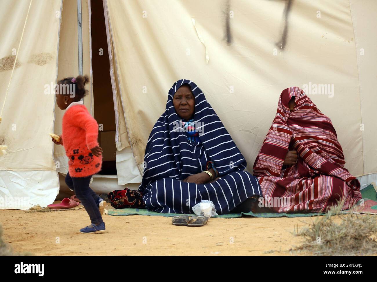 Bilder des Tages Libyen : Vertriebene aus Tawurga leben nahe Bani Walid in Zelten (180208) -- TRIPOLI (LIBYE), 8 février 2018 -- des personnes déplacées de Tawergha ont été vues dans un camp près de la ville de Bani Walid, Libye, le 8 février 2018. Le Premier ministre libyen, soutenu par l ONU, Fayez Serraj, a condamné dimanche l attaque de groupes armés contre les familles déplacées de Tawergha, près de la ville de Bani Walid, à environ 180 km au sud-ouest de la capitale Tripoli. LIBYE-BANI WALID-FAMILLES DÉPLACÉES HamzaxTurkia PUBLICATIONxNOTxINxCHN Banque D'Images