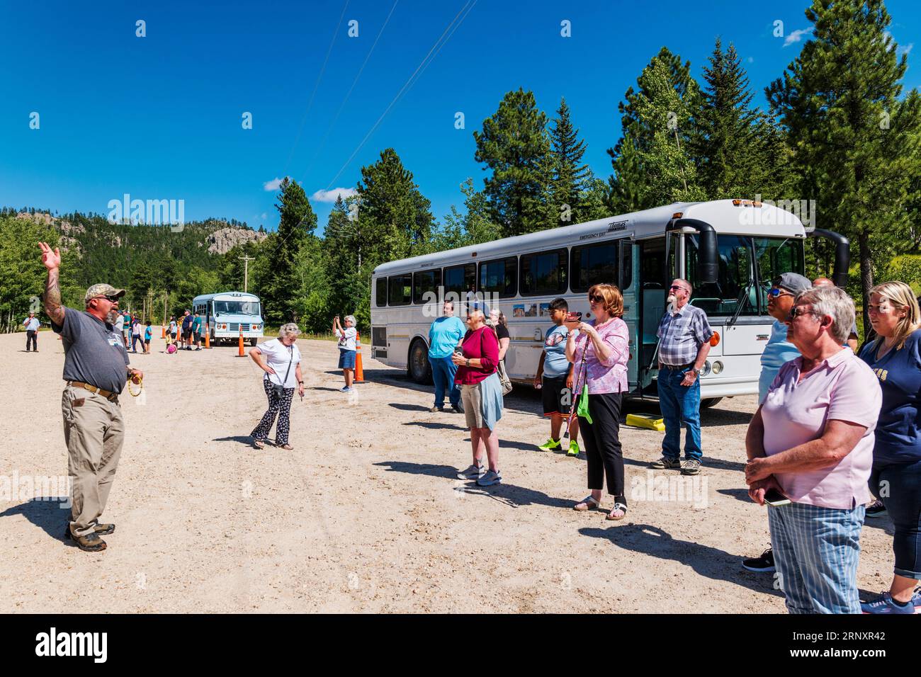 Un guide touristique présente les visiteurs au Crazy Horse Memorial ; Custer City ; Dakota du Sud ; États-Unis Banque D'Images