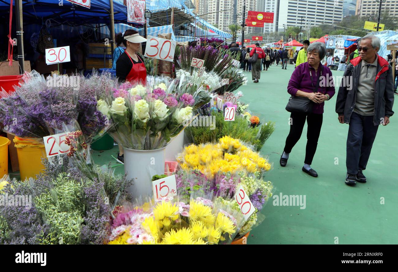 (180211) -- HONG KONG, le 11 février 2018 -- les gens visitent la Foire du nouvel an lunaire 2018 à Victoria Park dans le sud de la Chine, Hong Kong, le 10 février 2018. La foire de sept jours qui a commencé samedi attire un grand nombre de personnes à visiter.) (ly) CHINA-HONG KONG-LUNAR NEW YEAR FESTIVAL-FAIR LixPeng PUBLICATIONxNOTxINxCHN Banque D'Images