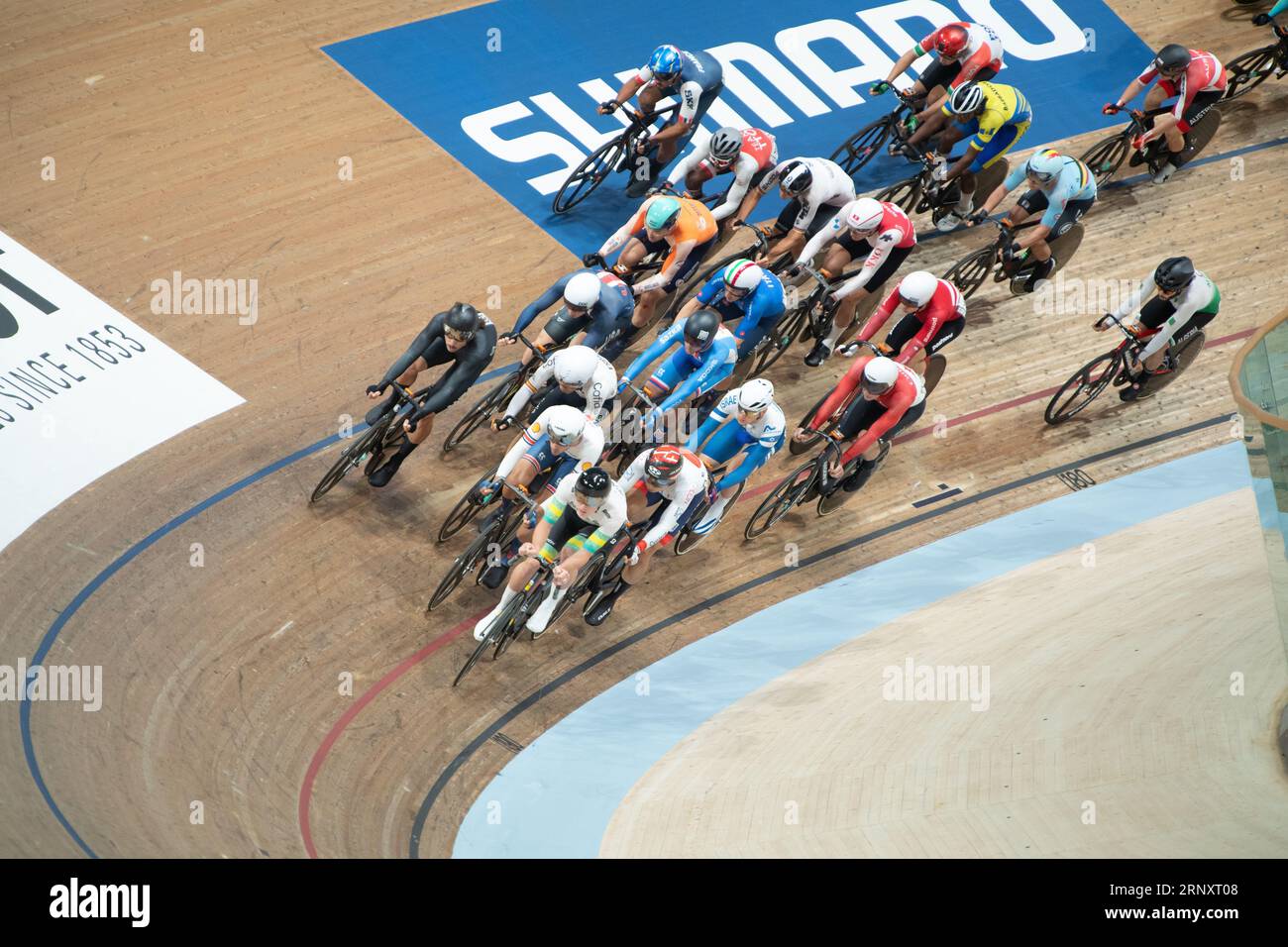 Les coureurs sont emballés dans des quarts serrés lors de la course éliminatoire masculine, un événement de départ en masse aux Championnats du monde de cyclisme sur piste UCI 2023 Banque D'Images