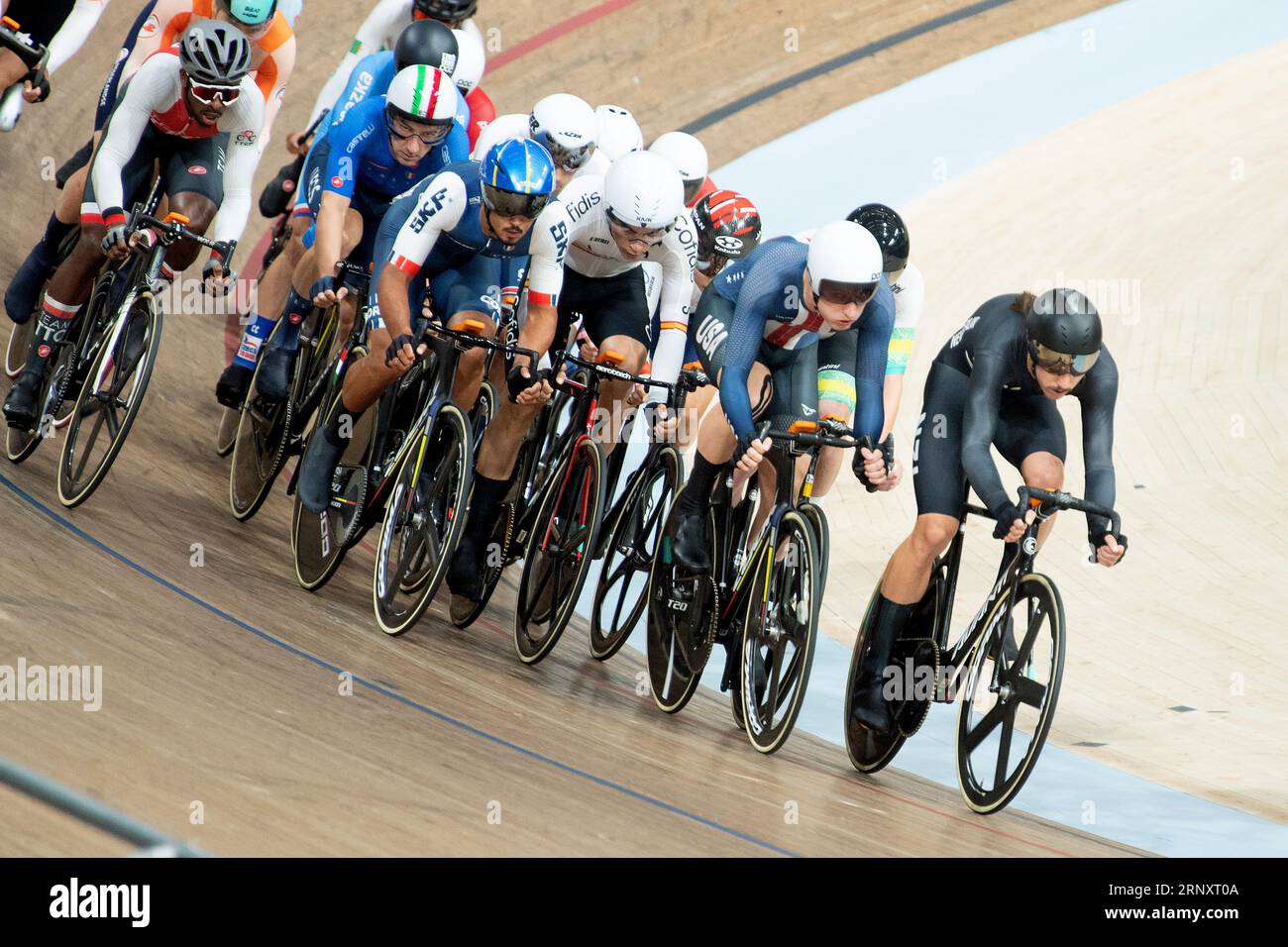 Les coureurs sont emballés dans des quarts serrés lors de la course éliminatoire masculine, un événement de départ en masse aux Championnats du monde de cyclisme sur piste UCI 2023 Banque D'Images