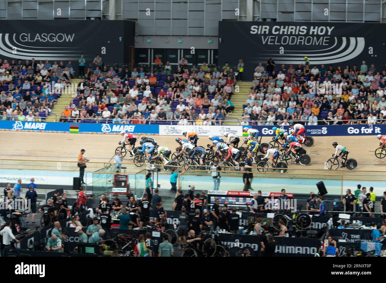 Les coureurs sont emballés dans des quarts serrés lors de la course éliminatoire masculine, un événement de départ en masse aux Championnats du monde de cyclisme sur piste UCI 2023 Banque D'Images