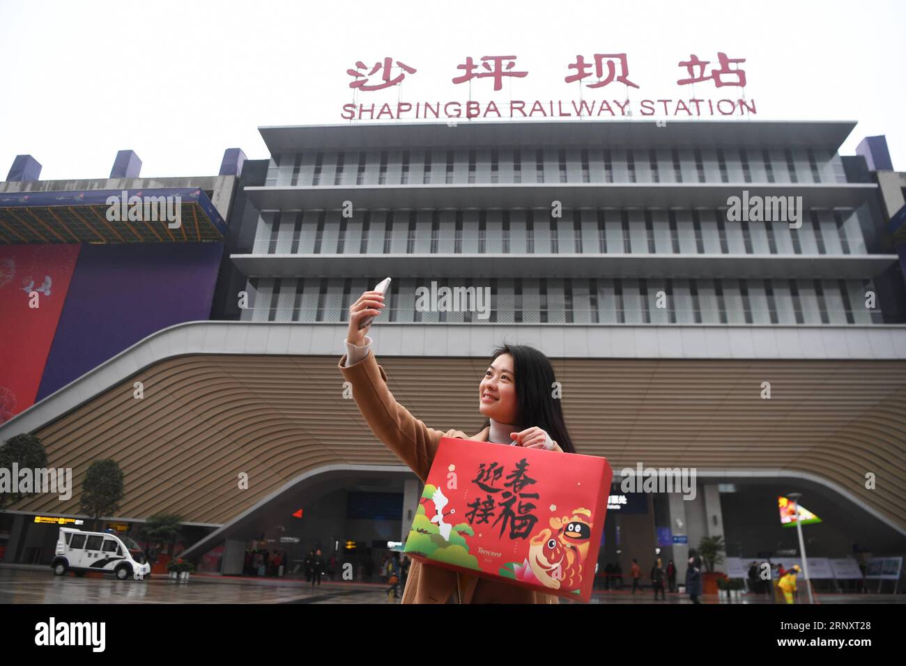 (180211) -- CHONGQING, 11 février 2018 -- Yang Zhihan prend des selfies à la gare ferroviaire de Shapingba, dans la municipalité de Chongqing au sud-ouest de la Chine, 11 février 2018. Yang Zhihan est professeur de langue russe à l'Université d'études internationales du Sichuan. Seulement avec un smartphone dans sa main, elle a connu un voyage de retour à la maison sans heurts dans lequel elle a commandé un taxi, payé un billet de train et loué une voiture le long du trajet de 4 heures de Chongqing à sa ville natale Chengdu. ) (zkr) CHINE-CHONGQING-SPRING FESTIVAL-TRAVEL-DIGITAL LIFE(CN) WangxQuanchao PUBLICATIONxNOTxINxCHN Banque D'Images