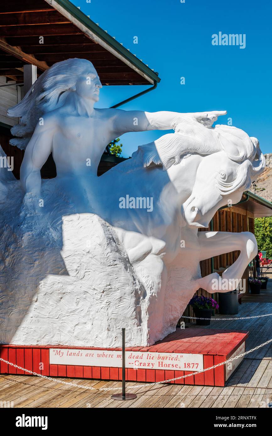 Modèle réduit avec sculpture Crazy Horse Memorial en arrière-plan ; Custer City ; Dakota du Sud ; États-Unis Banque D'Images