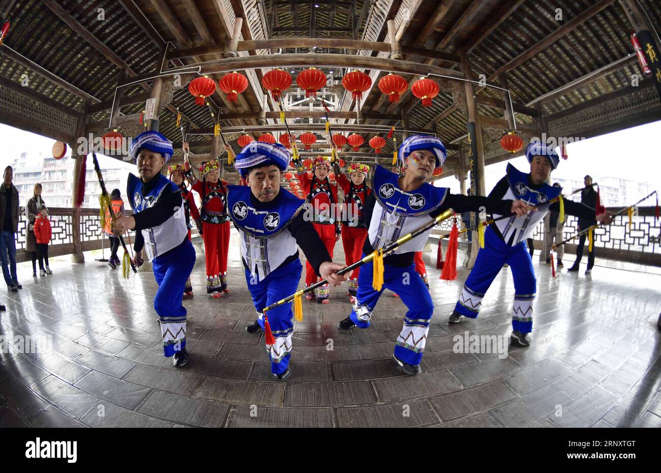 (180212) -- ENSHI, 12 février 2018 -- des artistes d'une troupe d'art populaire se produisent dans le comté de Xuan en, préfecture autonome Tujia-Miao d'Enshi, province du Hubei en Chine centrale, 12 février 2018. La troupe d'art folklorique est composée de 159 artistes amateurs. Ils font des tournées dans les villages et les villes chaque année offrant des spectacles gratuits pour la population locale.) (mp) CHINA-HUBEI-ENSHI-FOLK ART TROUPE (CN) SongxWen PUBLICATIONxNOTxINxCHN Banque D'Images