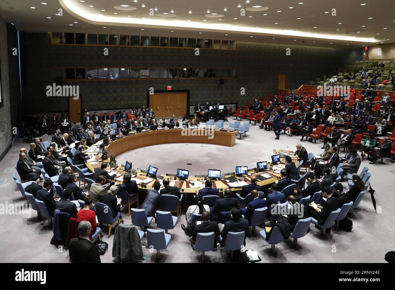 (180222) -- NATIONS UNIES, 22 février 2018 -- une photo prise le 22 février 2018 montre une vue d'ensemble d'une réunion du Conseil de sécurité des Nations Unies sur la situation en Syrie au siège de l'ONU à New York. Le Conseil de sécurité des Nations Unies a tenu jeudi des discussions sur la situation dans l enclave conflictuelle de la Ghouta orientale en Syrie, mais n a pas réussi à s entendre sur une résolution appelant à un cessez-le-feu de 30 jours dans ce pays déchiré par la guerre. ONU-CONSEIL DE SÉCURITÉ-SYRIE-CESSEZ-LE-FEU-PROJET DE RÉSOLUTION-ÉCHEC LIXMUZI PUBLICATIONXNOTXINXCHN Banque D'Images