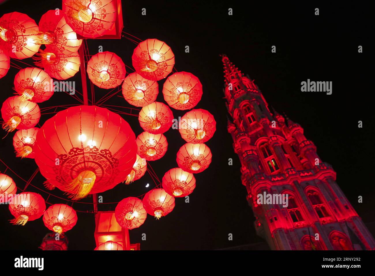 (180222) -- BRUXELLES, le 22 février 2018 -- des lanternes chinoises et la tour de l'Hôtel de ville sont illuminées sur la Grand-place de Bruxelles, Belgique, le 22 février 2018. L’exposition éclairer le cœur de l’Europe avec de gigantesques lanternes chinoises s’est tenue jeudi à Bruxelles pour célébrer le nouvel an lunaire chinois et l’année du tourisme entre l’Union européenne et la Chine. L'exposition durera jusqu'au 28 février. ) BELGIQUE-BRUXELLES-CHINE-EXPOSITION LANTERNE YexPingfan PUBLICATIONxNOTxINxCHN Banque D'Images