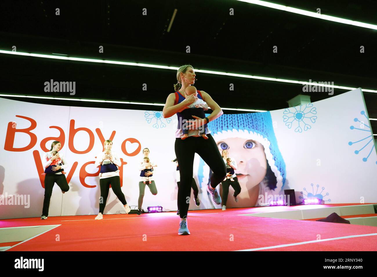 (180224) -- FRANCFORT, le 24 février 2018 -- les mères font des exercices callisthéniques avec leurs bébés lorsqu'une spécialiste du fitness le démontre à la foire de Baby Welt (Babyworld) à Francfort, en Allemagne, le 23 février 2018. Quelque 115 exposants ont assisté à la foire, qui s'est tenue du 23 au 26 février. ) (swt) ALLEMAGNE-FRANCFORT-BÉBÉ WELT LuoxHuanhuan PUBLICATIONxNOTxINxCHN Banque D'Images