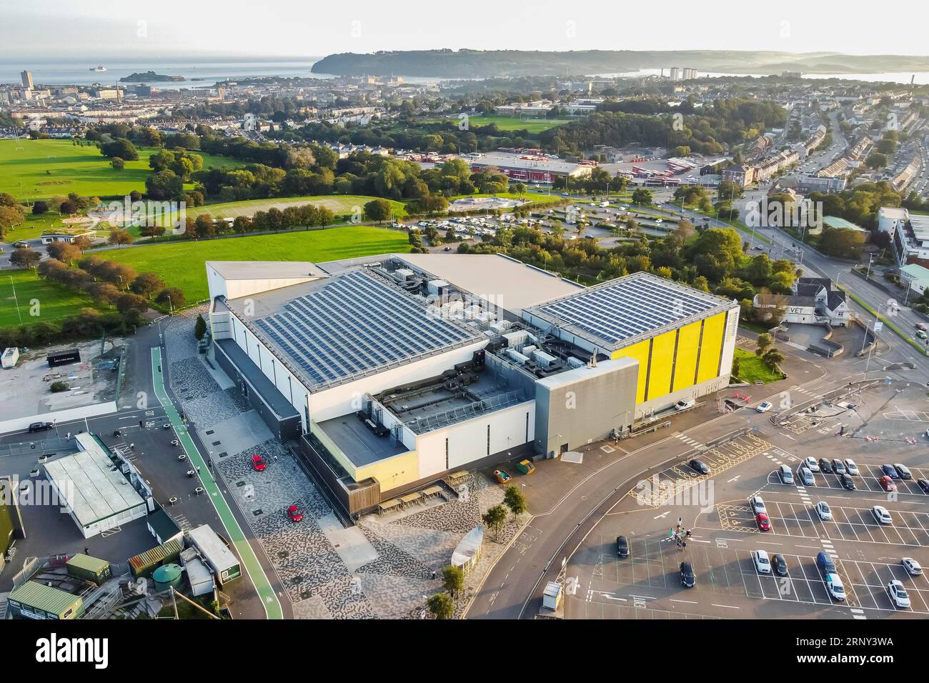 Plymouth, Devon, Royaume-Uni. 2 septembre 2023. UK Météo. Le Plymouth Life Leisure Centre sous le soleil du soir à Plymouth dans le Devon à la fin d'une chaude journée ensoleillée. Crédit photo : Graham Hunt/Alamy Live News Banque D'Images