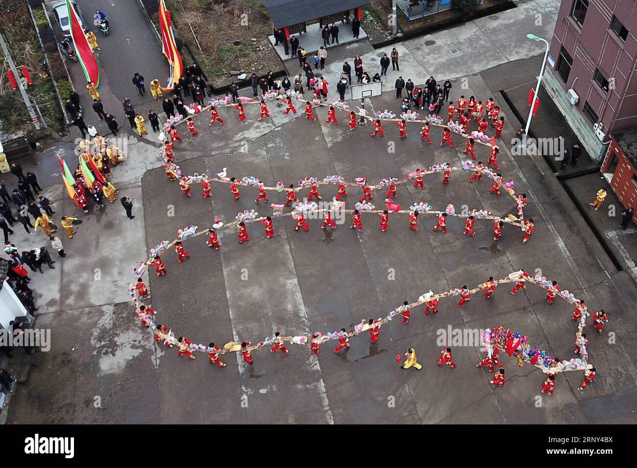 (180226) -- HANGZHOU, 26 février 2018 -- Une équipe féminine de lanternes de dragon effectue une danse de lanternes de dragon au village de Xinhe, comté de Tonglu, province du Zhejiang dans l'est de la Chine, le 26 février 2018. La représentation de la lanterne dragon, qui est reliée par des planches en forme de banc, est une façon traditionnelle de célébrer le début du printemps.) (WYO) CHINA-ZHEJIANG-DRAGON LANTERN DANCE-WOMEN S TEAM-PERFORMANCE (CN) HUANGXZONGZHI PUBLICATIONXNOTXINXCHN Banque D'Images